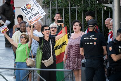 Varias personas, concentradas a la entrada de los juzgados madrileños de plaza de Castilla.