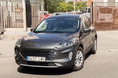 Un coche con las lunas tintadas con Begoña Gómez sale del garaje de los juzgados de Plaza Castilla.