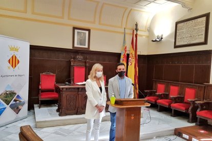 La exconsellera de Justicia, Gabriela Bravo, y el alcalde de Sagunto, Darío Moreno.