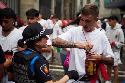 Una agente de Policía durante el txupinazo en Pamplona durante los San Fermines.