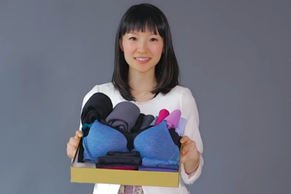 La autora Marie Kondo posando con uno de sus trucos para ordenar: las cajas.