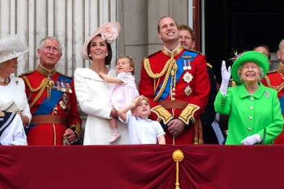 El traje de la reina y la regañina a su nieto, víctimas del ingenio en la red