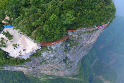 ¡Una pasarela de cristal a 1.403 m de altura!  ¿Te atreves?