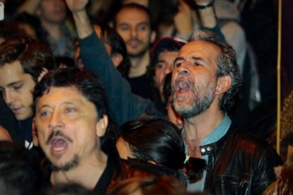 Willy Toledo, acompañado del actor Carlos Bardem, en una de sus múltiples protestas.