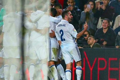 La peineta de Dani Carvajal a un sector de la grada. FOTO: Bein