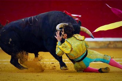 Un momento de la espeluznante cogida de Padilla.