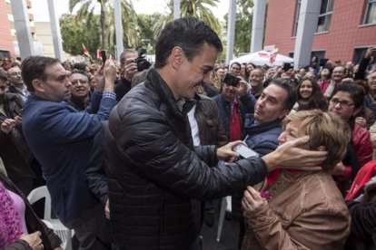 Pedro Sánchez en un acto con militantes.