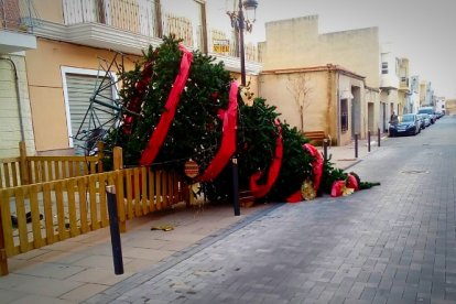 El árbol de Navidad también ha resultado atacado.