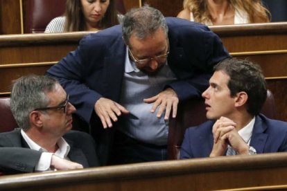 Albert Rivera conversa con su número dos, José Manuel Villegas, y con su portavoz parlamentario, Juan Carlos Girauta.