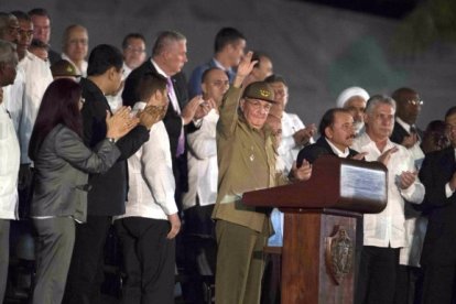 Raúl Castro saluda a los cubanos en la Plaza de la Revolución.