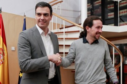 Pedro Sánchez y Pablo Iglesias, en una reunión en el Congreso en febrero de 2016