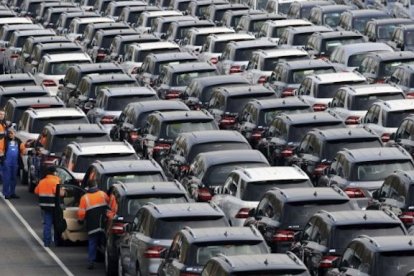 Las ventas de coches estiran otro 2,5% al alza en julio pero hay cautela