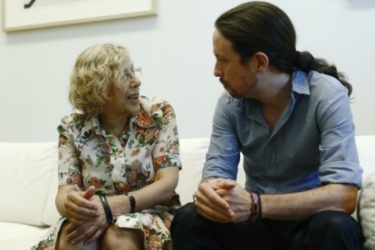 Manuel Carmena y Pablo Iglesias, en julio de 2015 en el Ayuntamiento de Madrid