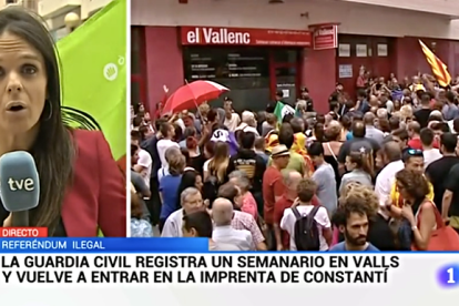 Momento en el que los violentos agraden al cámara de TVE en pleno Telediario.