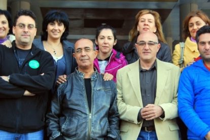 La  sección sindical de UGT en Alcorcón: el segundo por la derecha, abajo, es su secretario general, agraciado con una plaza de funcionario junto a su mujer