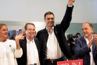 Pedro Sánchez, en un acto del PSdG. Junto a él, Carmela Silva, Abel Caballero y Joaquín González Leiceaga.