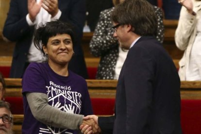 Puigdemont estrechando la mano de la lider de la CUP, Anna Gabriel.