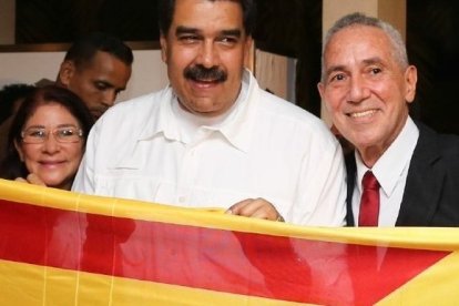 Maduro, uno de los contados defensores del 'procés' en el mundo, posa con una estelada