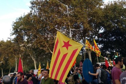 Simpatizantes de las CUP y Arran, este martes en los aledaños del Parlament.