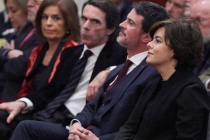 Manuel Valls entre Aznar y la vicepresidenta.