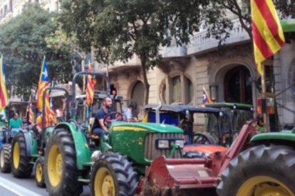 La columna de tractores en favor del 1-O en las calles de Barcelona.