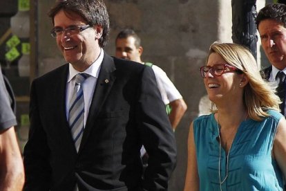 Puigdemont, junto a su nueva jefa de campaña para el 21-D, Elsa Artadi