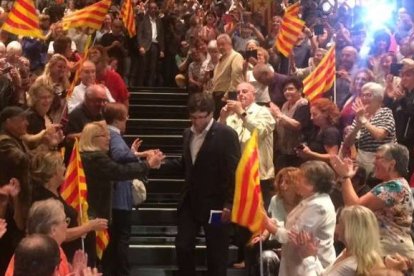 Puigdemont, rodeado de fieles, en un mitin en septiembre