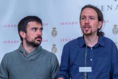 Espinar, junto a Pablo Iglesias en el Senado.