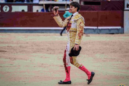 Juan Leal, herido, pasea la oreja cortada al tercero