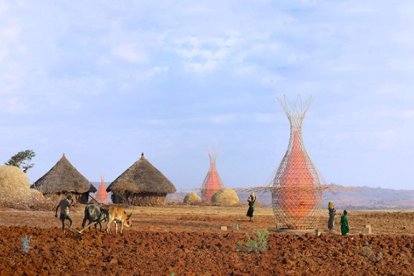 Uno de los prototipos de Warka Water instalado en Etiopía.