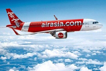 Air Asia presenta el nuevo uniforme de la tripulación de cabina con equipo de protección