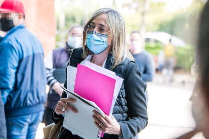 Mónica Almiñana a la entrada de la Ciudad de la Justicia de Valencia.