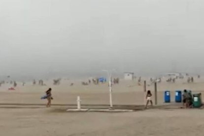 La tormenta se ha llevado por delante sombrillas, colchonetas y flotadores en la playa de Gandía