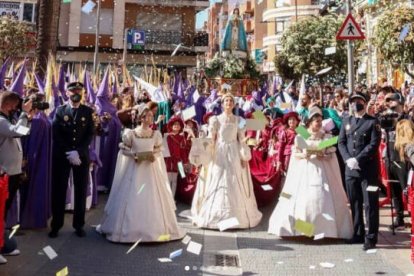 La Reina del Emcuentro de Torrent junto a la Virgen