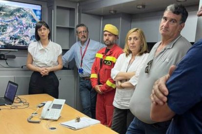 Diana Morant visita el centro de control del incendio de Vall d'Ebo