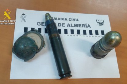 Varios de los artefactos requisados por la Guardia Civil en Almería.