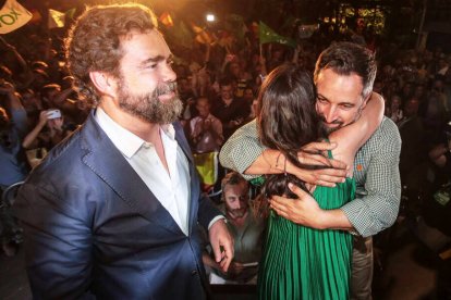 La candidata de Vox a las elecciones andaluzas, Macarena Olona, abraza al presidente de Vox, Santiago Abascal, con Espinosa de los Monteros al lado.