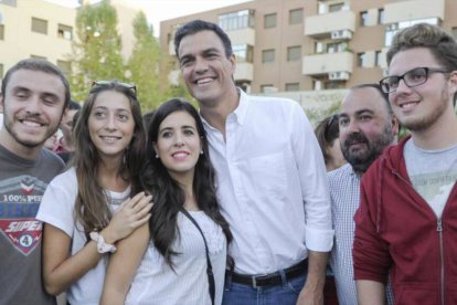 Pedro Sánchez y jóvenes de Madrid