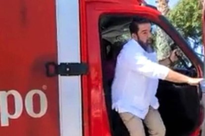 Antonio llegó a su boda en un camión de Cruzcampo.