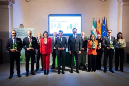 El presidente de la Junta de Andalucía, Juan Manuel Moreno, con los premiados.