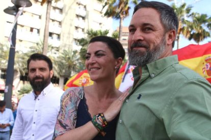 El líder de Vox, Santiago Abascal, junto a la ex del partido, Macarena Olona, hace poco más de un año haciendo campaña en Andalucía.