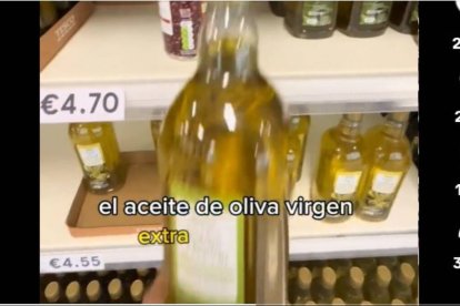 Imagen en la que el 'tiktoker' Carlos Cruz muestra el precio del aceite de oliva en un supermercado de Irlanda.