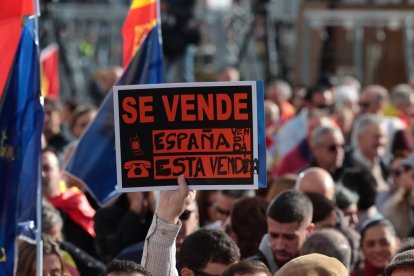 Una pancarta durante una manifestación contra la amnistía, en la Puerta del Sol, a 12 de noviembre de 2023, en Madrid (España).  Fuente: Jesús Hellín, Europa Press.