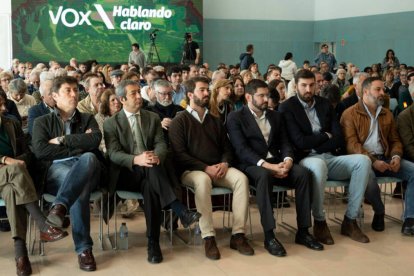 El vicepresidente primero de la Comunidad Valenciana, Vicente Barrera, tercero por la izquierda, en un acto en apoyo al candidato de Vox a la presidencia de la Xunta.