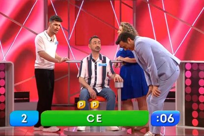 Ion Aramendi no puede evitar la risa ante los errores de estos concursantes de 'Reacción en cadena'. (FOTO: Telecinco)