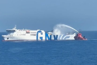 Imagen del ferri incendiado