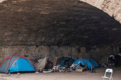 Tiendas de campaña en el Puente del Reino