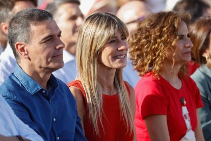 Begoña Gómez entre Sánchez y Montero