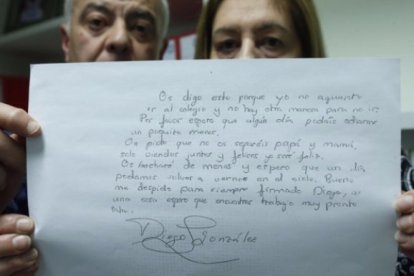 Los padres de Diego muestran su carta. Fotografía de 