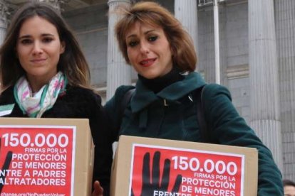 Vanessa Skewes y Juana Rivas (derecha) frente al Congreso de los Diputados, en enero de 2017